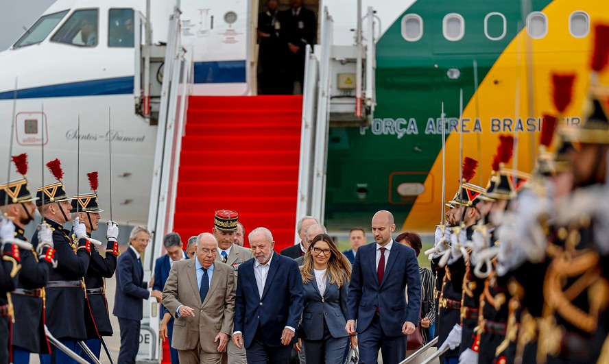 Lula chega a Paris para visita de Estado e encontro com empresários |  Política | Valor Econômico