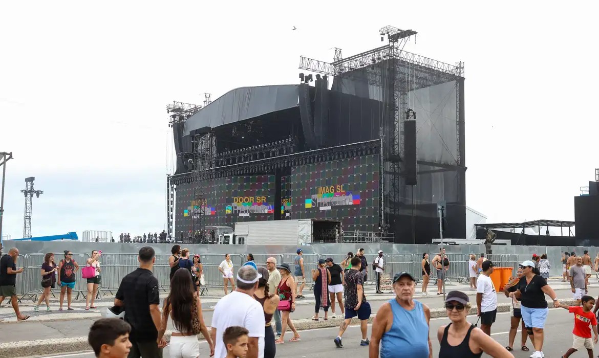 Policiais bilíngues vão ajudar turistas no show de Shakira, em Copacabana