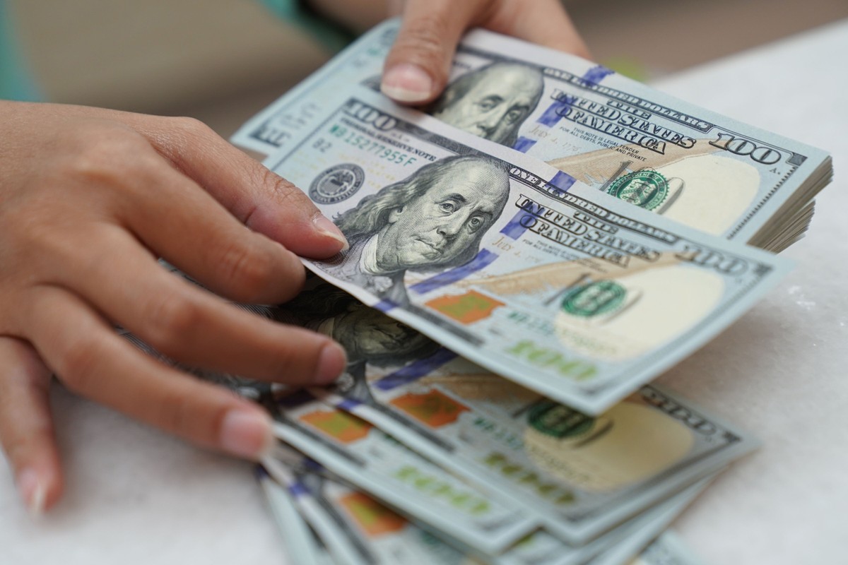 Dólar opera em queda em dia de alívio global com tarifas de Trump