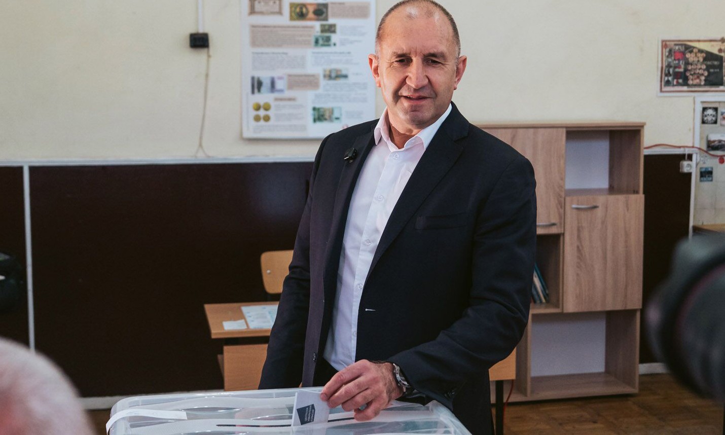 Ex-presidente pró-Rússia deve vencer eleição legislativa na Bulgária