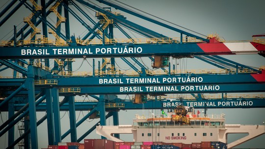 Rumo avalia venda de fatia em terminal portuário, segundo fontes