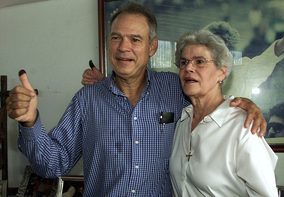 Pedro Joaquin Chamorro com sua mãe e ex-presidente da Nicarágua Violeta Barrios de Chamorro — Foto: Oswaldo Rivas/File Photo/Reuters