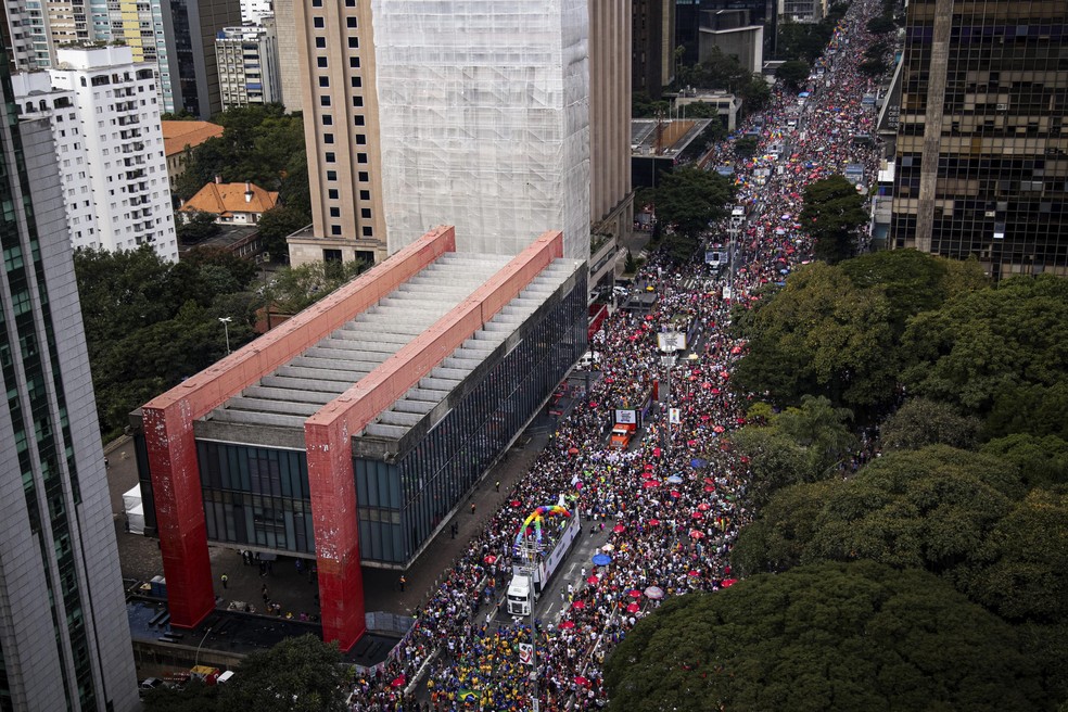 Parada do Orgulho LGBT+ reúne milhares de pessoas em São Paulo — Foto: Tuane Fernandes/AP