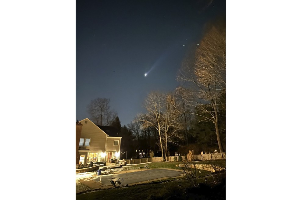 Imagem mostra drones sobrevoando Bernardsville, em Nova Jersey, no dia 5 de dezembro — Foto: Brian Glenn/AP Photo