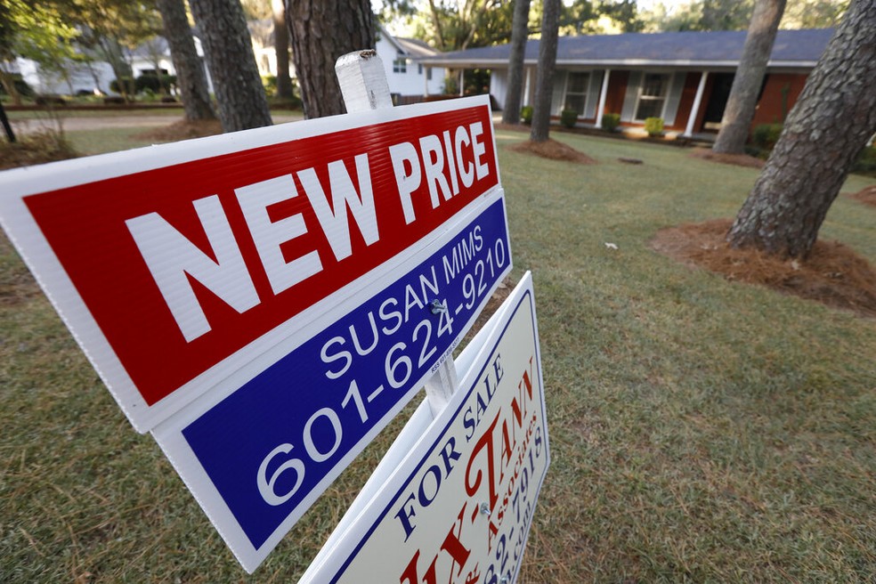 Casal assinando contrato de compra de casa nos Estados Unidos