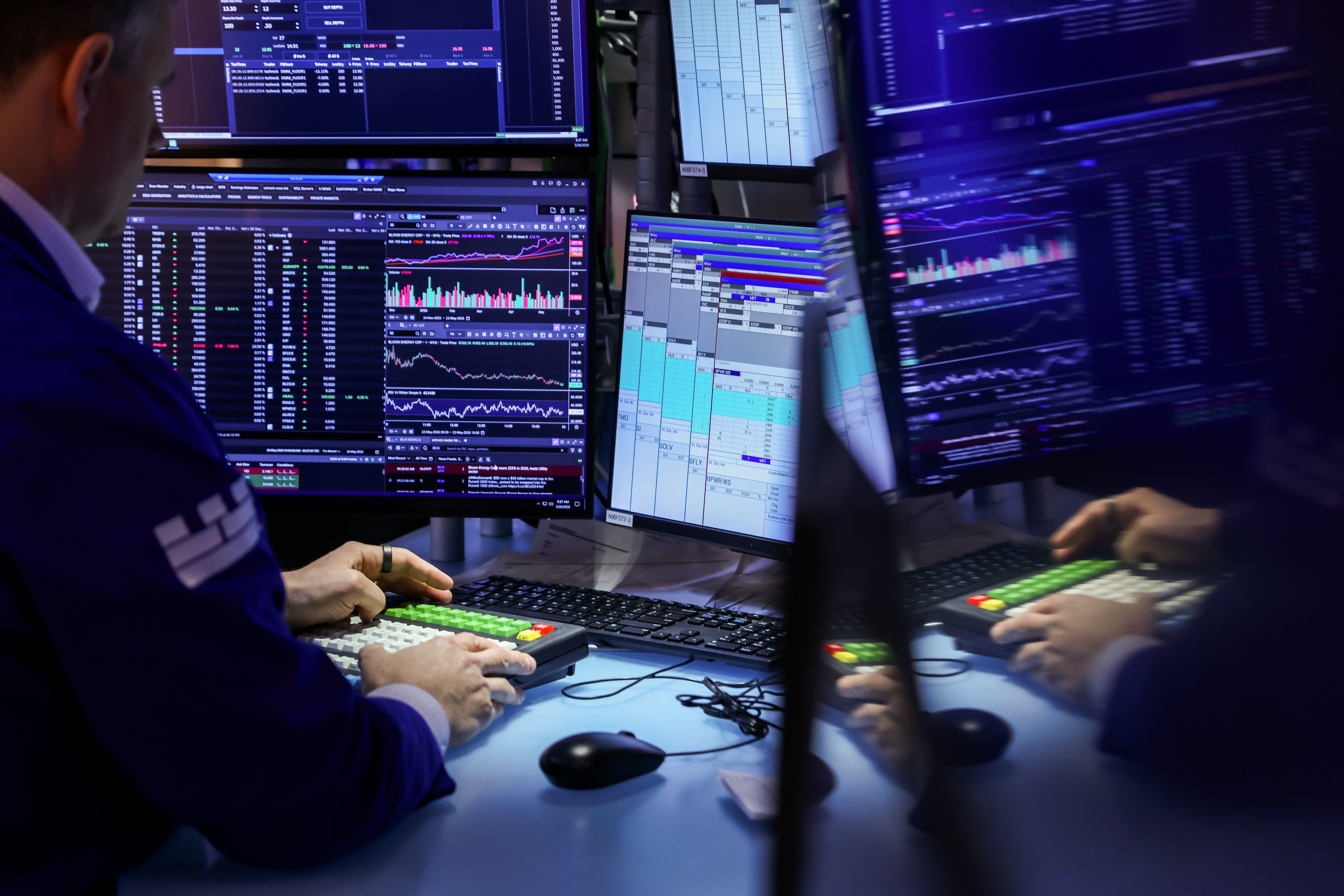 Ibovespa fecha em forte baixa enquanto bolsas de NY avançam; dólar se descola do exterior e cai