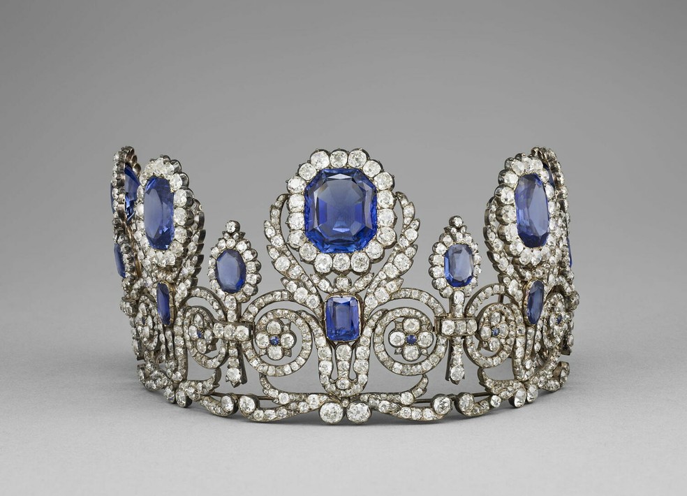 Tiara roubada pertence ao Louvre desde 1995 — Foto: Divulgação/Museu do Louvre
