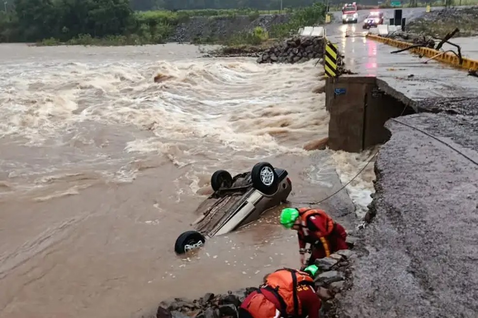 Bombeiros trabalham em resgate no município gaúcho de São José do Caí (RS) — Foto: Alexandre Pessoa/Divulgação/Agência Brasil