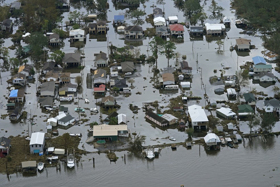 As águas das enchentes diminuem lentamente após o furacão Ida em Lafitte, Louisiana — Foto: AP Photo / Gerald Herbert