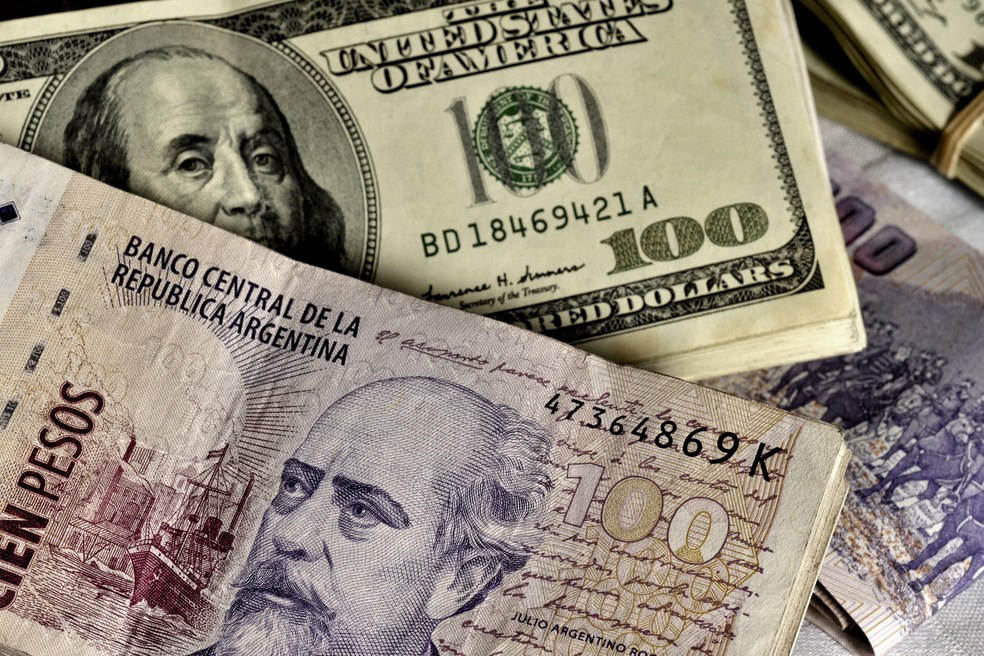 Dólar vem se valorizando no mercado paralelo na Argentina — Foto: Diego Giudice/Bloomberg