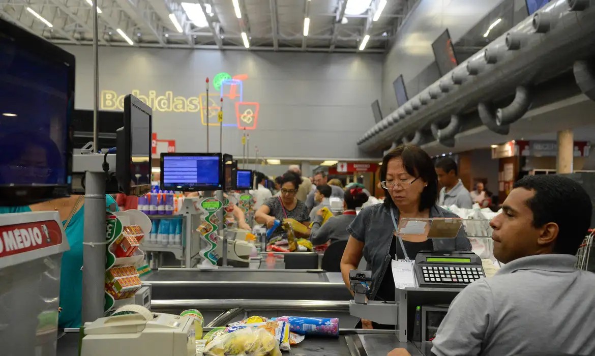 Fechamento aos domingos reduz vendas do varejo alimentar no ES, mostra estudo