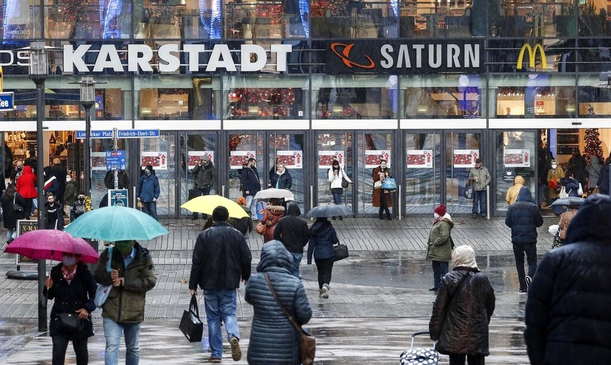 As pessoas vão a pé a um shopping center no centro da cidade de Essen, Alemanha