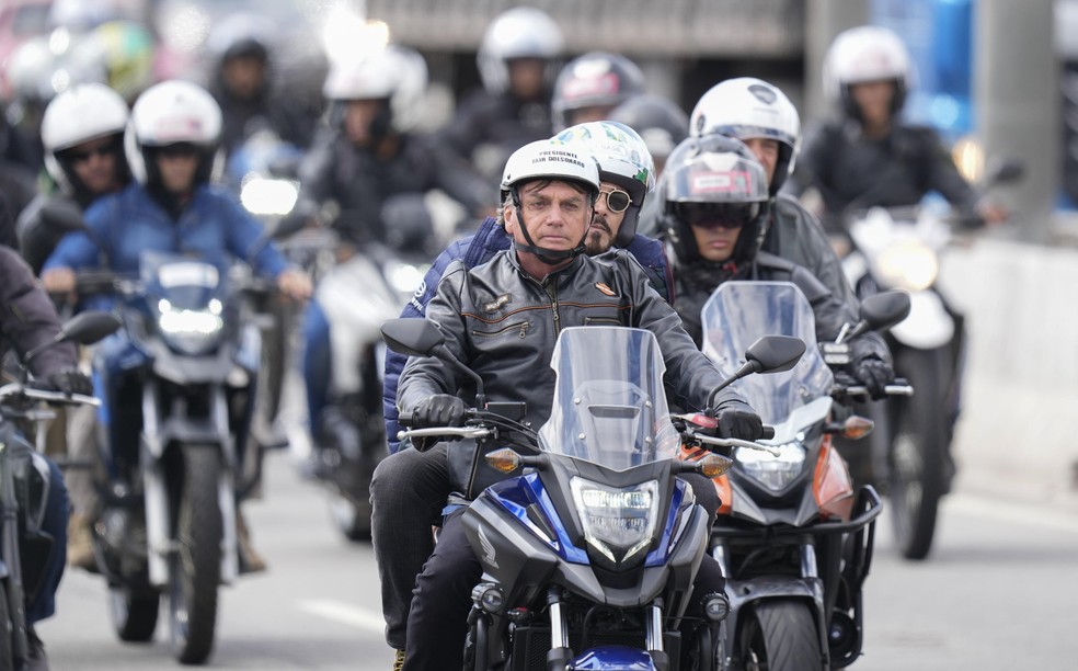Presidente Jair Bolsonaro participa de motociata em rodovia do Estado de São Paulo, nesta sexta-feira (15) — Foto: Andre Penner/AP