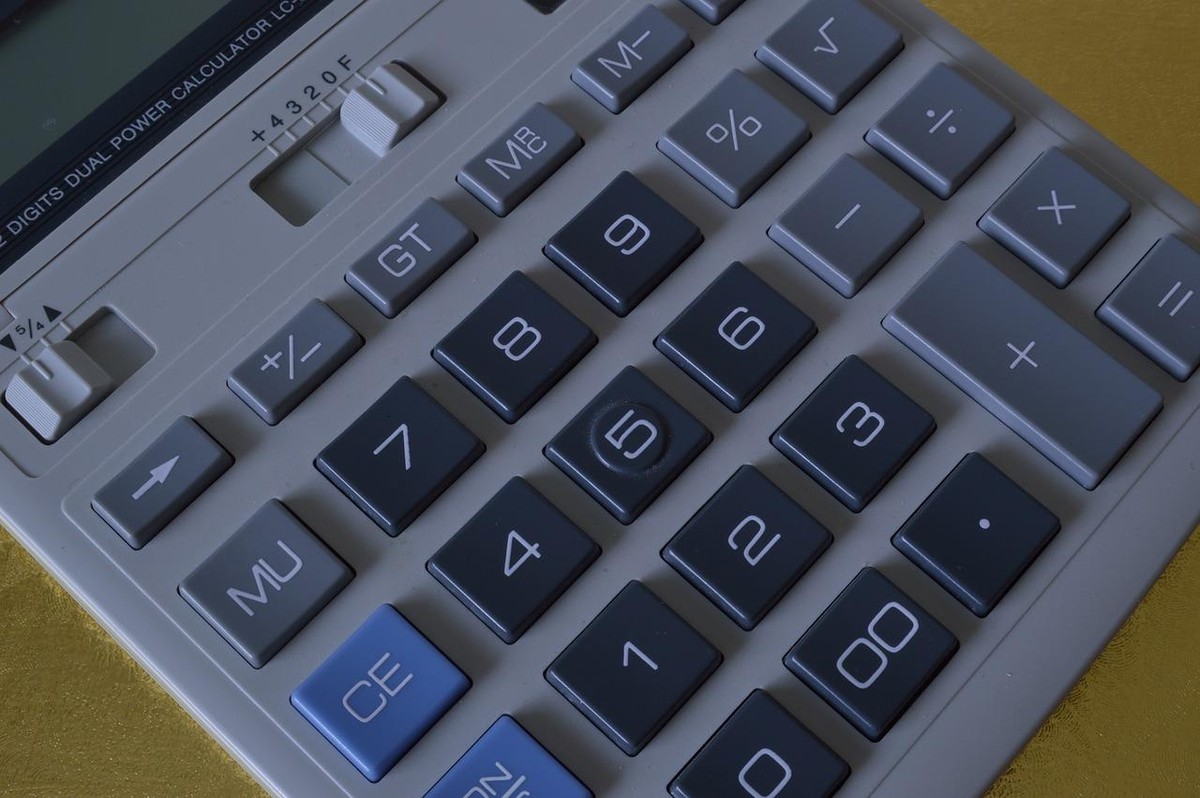 Juros Futuros Disparam com Piora do Relatório Focus e Mercado Aguarda Pacote Fiscal