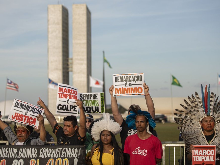 Indígenas protestam em Brasília contra aprovação do PL 490, que estabelece marco temporal