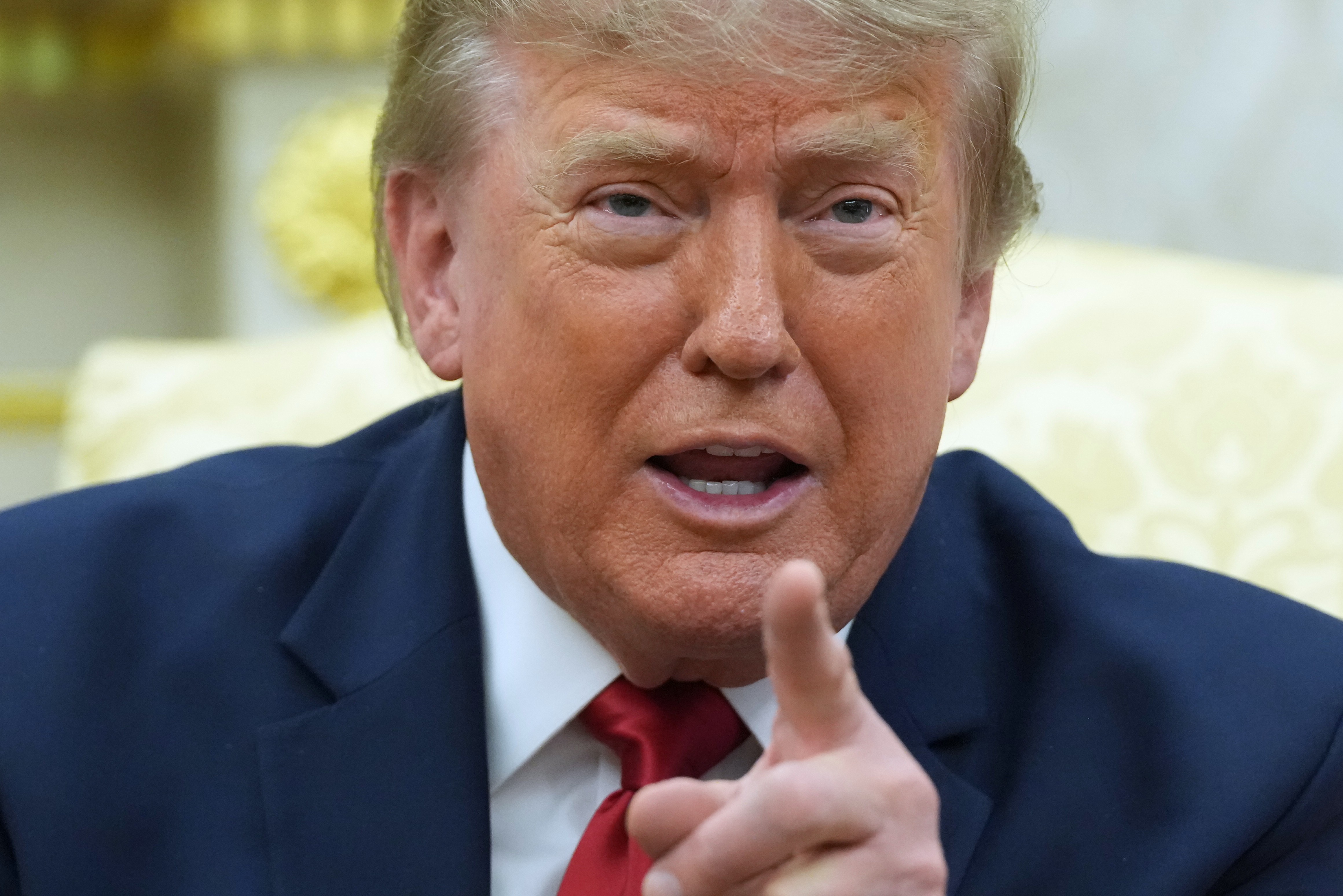 Redes de TV dos EUA enfrentam dilema quanto a transmitir discurso de Trump