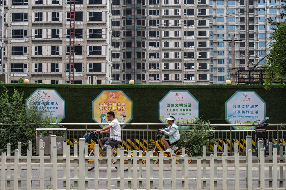 Conjunto habitacional de Pequim em construção: política de filho único, que vigorou por décadas, afetou demografia e já não há moradores para tantas casas — Foto: Bloomberg