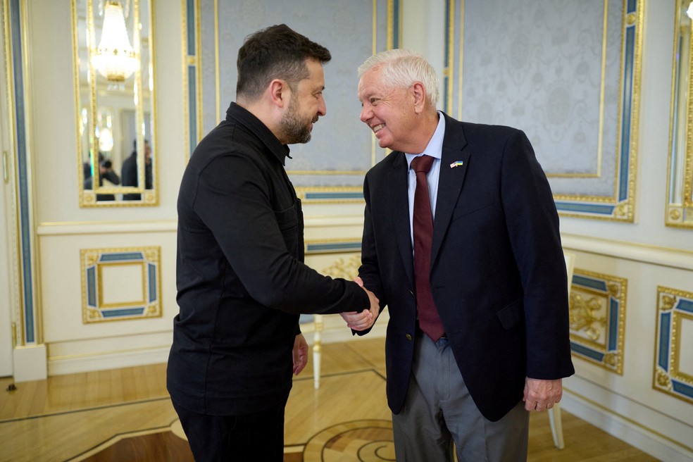 O presidente da Ucrânia, Volodymyr Zelensky, recebe o senador republicano Lindsey Graham, na sede do governo ucraniano, em Kiev — Foto: Ukrainian Presidential Press Service/via Reuters