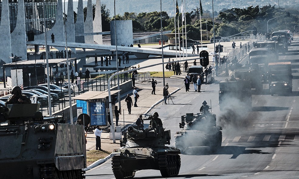 Desfile de memes? Blindados em Brasília surpreendem e viram piada