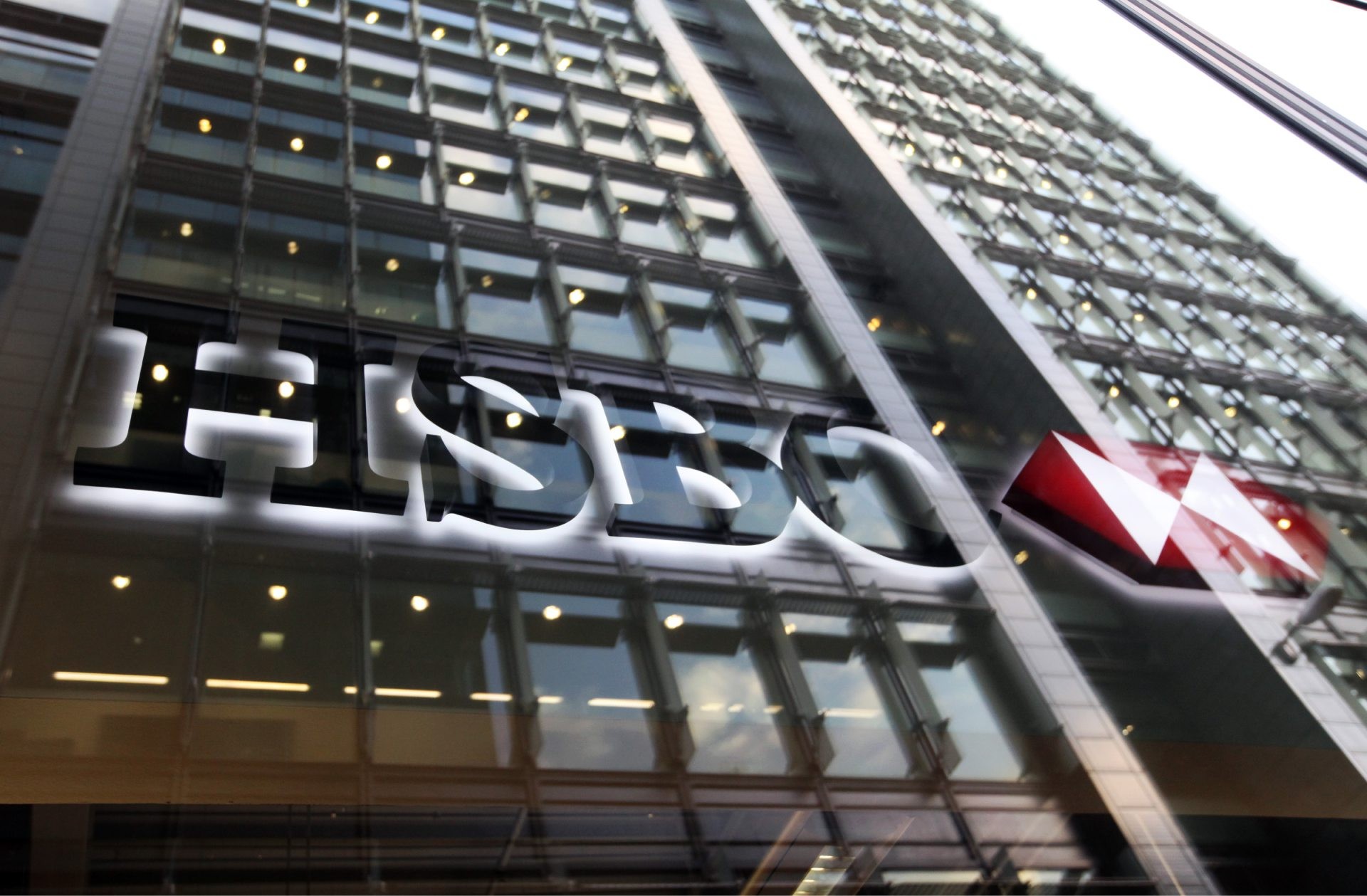 HSBC avalia cortes em bônus enquanto prepara restruturação