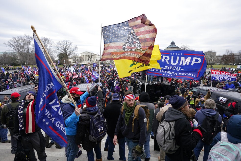 Manifestantes pró-Trump e frente ao Congresso — Foto: AP Photo/Manuel Balce Ceneta