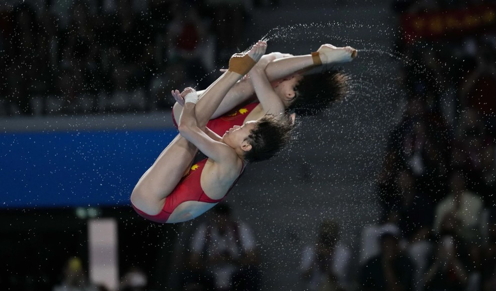 Atletas da China competem na final dos saltos ornamentais — Foto: Jin Lee Man/AP