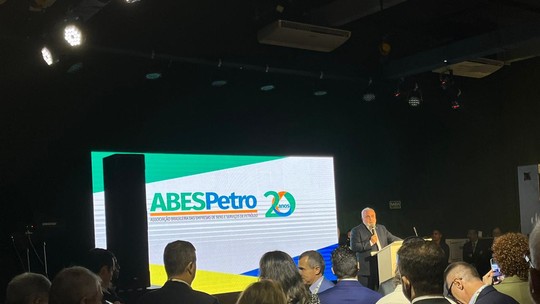 Presidente da Petrobras faz primeira aparição após fritura e promete boa notícia a fornecedores