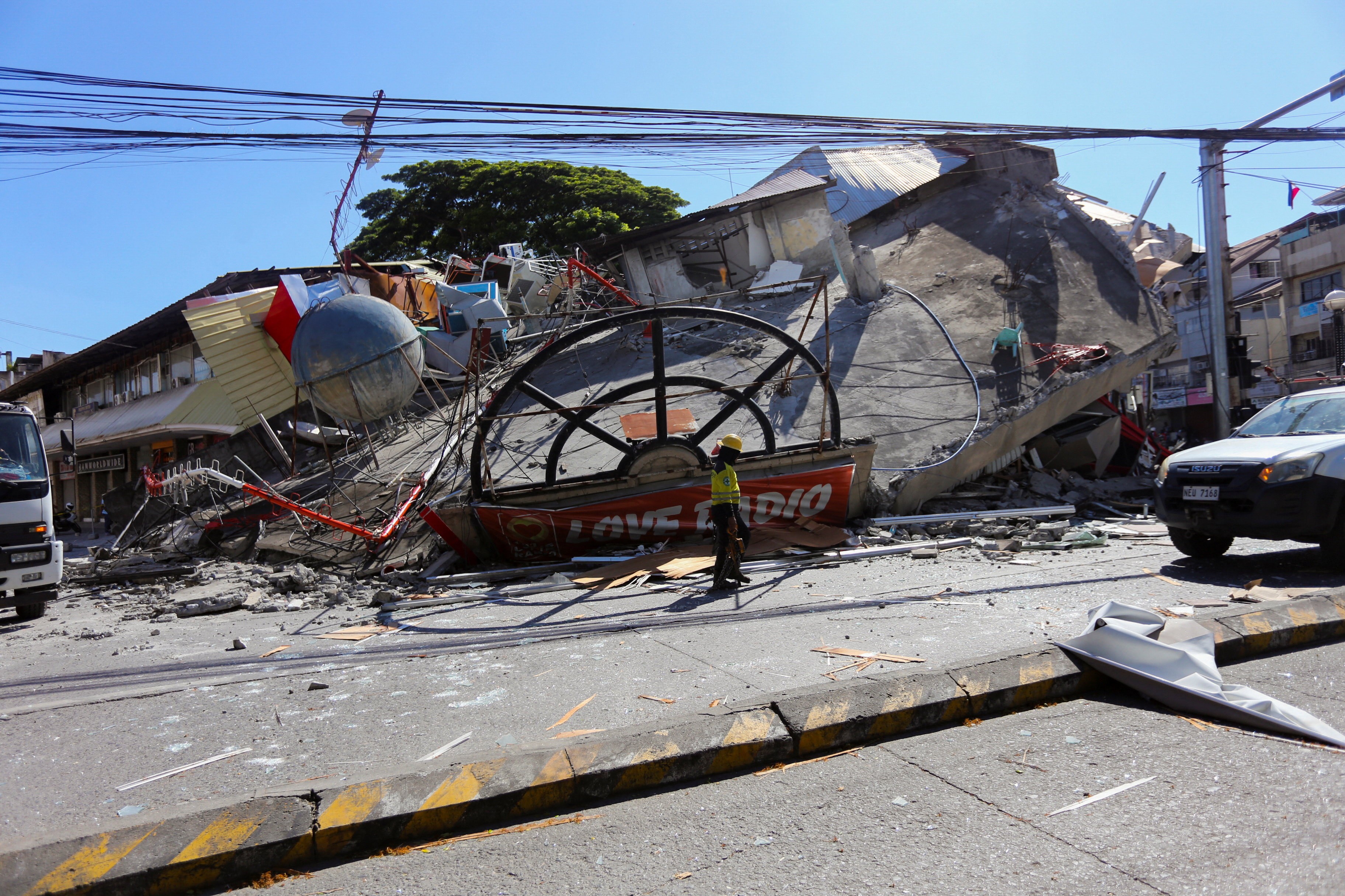 Terremoto de magnitude 7,8 sacode as Filipinas e provoca ord