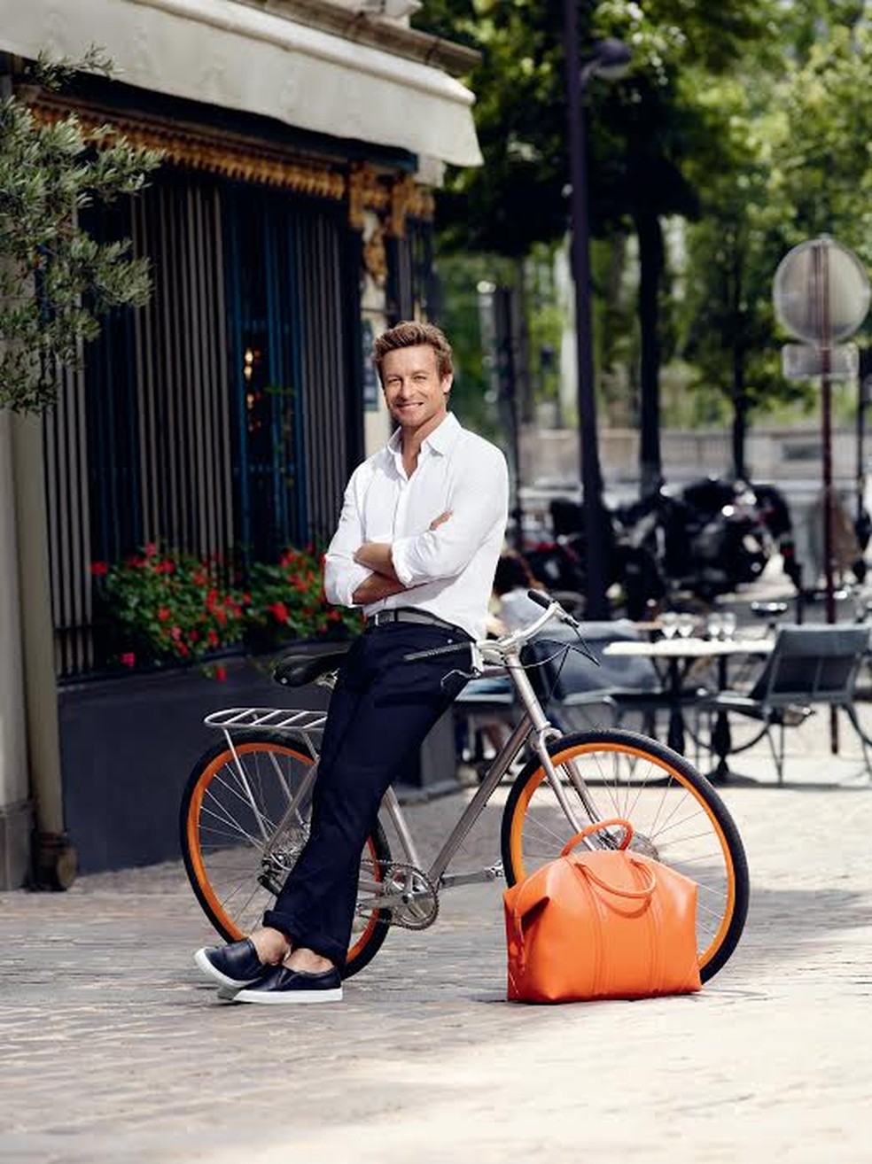 Simon Baker pedalando por Paris para ser o "elegante casual" do eau de toilette Givenchy — Foto: divulgação