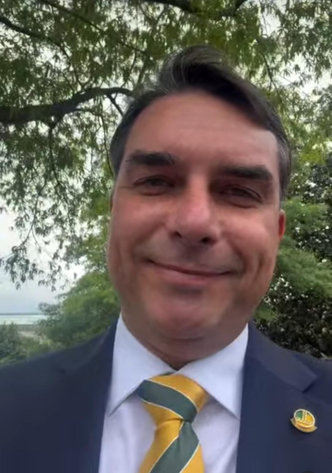 Flávio Bolsonaro chega à Casa Branca e, segundo aliados, será recebido por Trump
