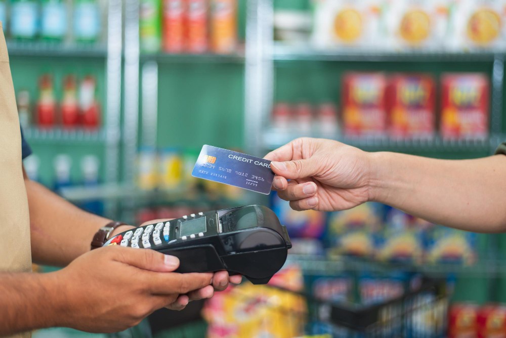 Varejo recorre a hábitos de compra para conceder crédito - QTU Questões do Universo