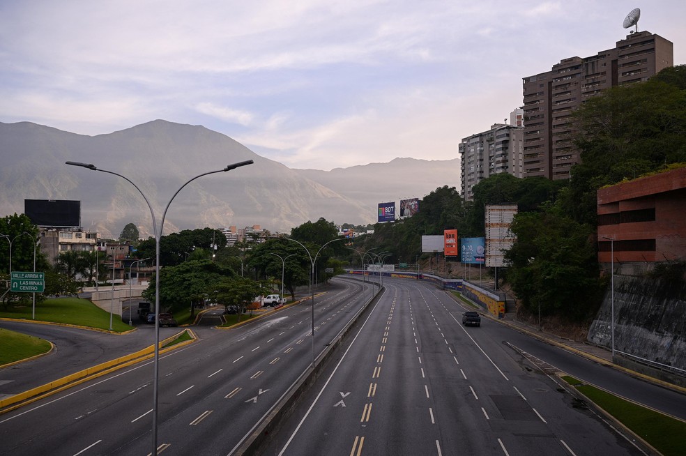 Um veículo trafega por uma rodovia vazia em Caracas, após o presidente dos EUA, Donald Trump, ter anunciado que os EUA atacaram a Venezuela — Foto: Gaby Oraa/REUTERS