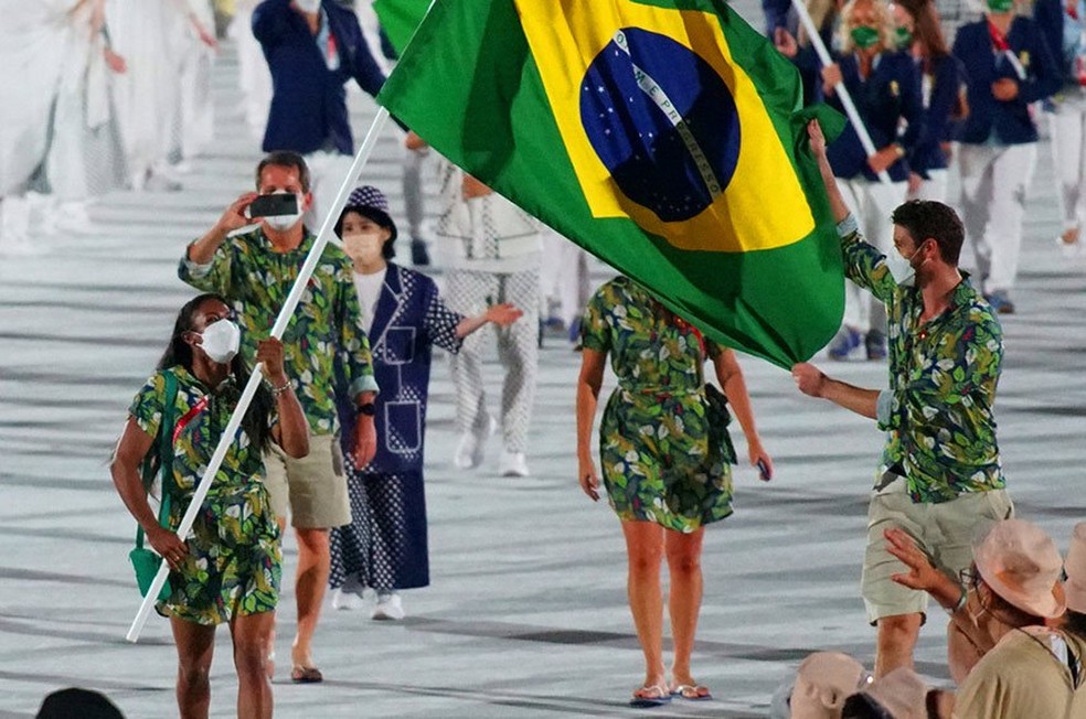 Cerimônia de abertura dos Jogos Tóquio 2020;  na foto, os atletas Ketleyn Quadros e Bruninho carregam a bandeira do Brasil — Foto: Rodolfo Vilela/rededoesporte.gov.br