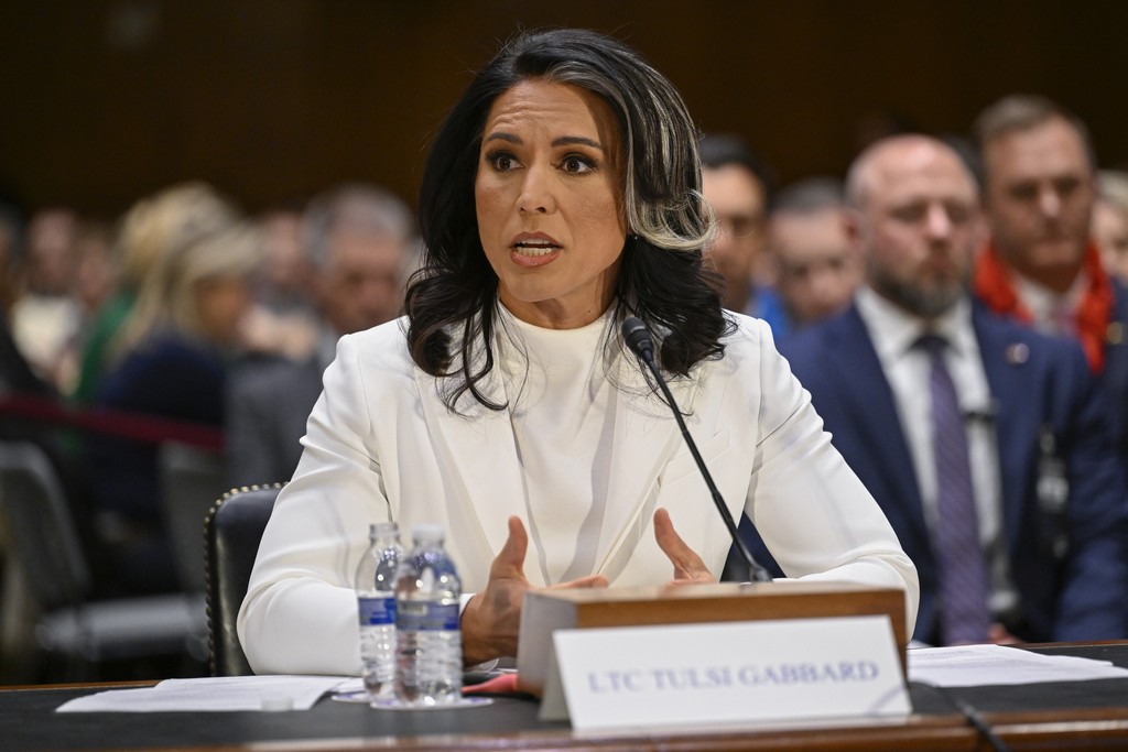 Tulsi Gabbard renuncia ao comando da inteligência dos EUA