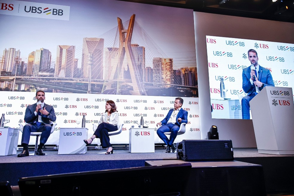 Da esquerda para a direita: Eduardo Leite, governador do Rio Grande do Sul; Solange Srour, diretora de macroeconomia para o Brasil no UBS GWM; e Mauro Mendes, governador do Mato Grosso. — Foto: Marcelo Pereira /Divulgação