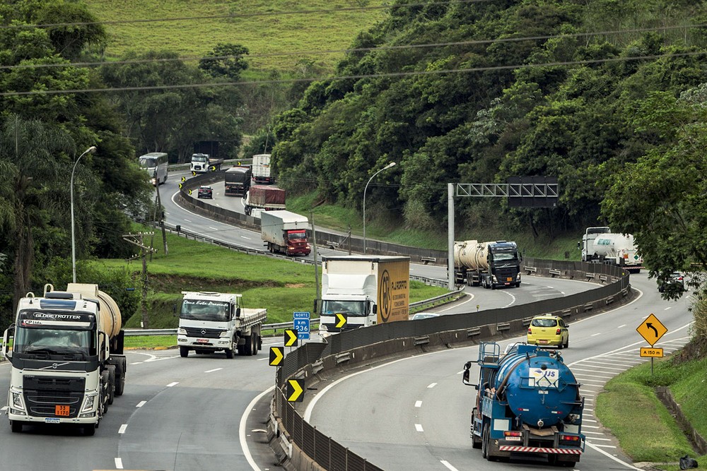 Transporte rodoviário enfrenta dificuldade na compra de caminhões — Foto: Guito Moreto /Agência O Globo
