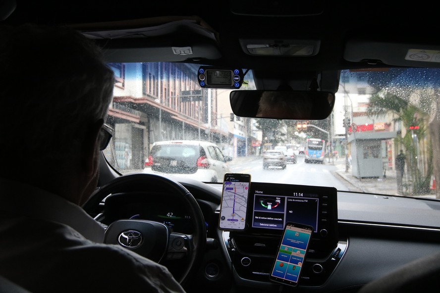 Motoristas por aplicativo têm grande dependência da plataforma para receber valor das corridas