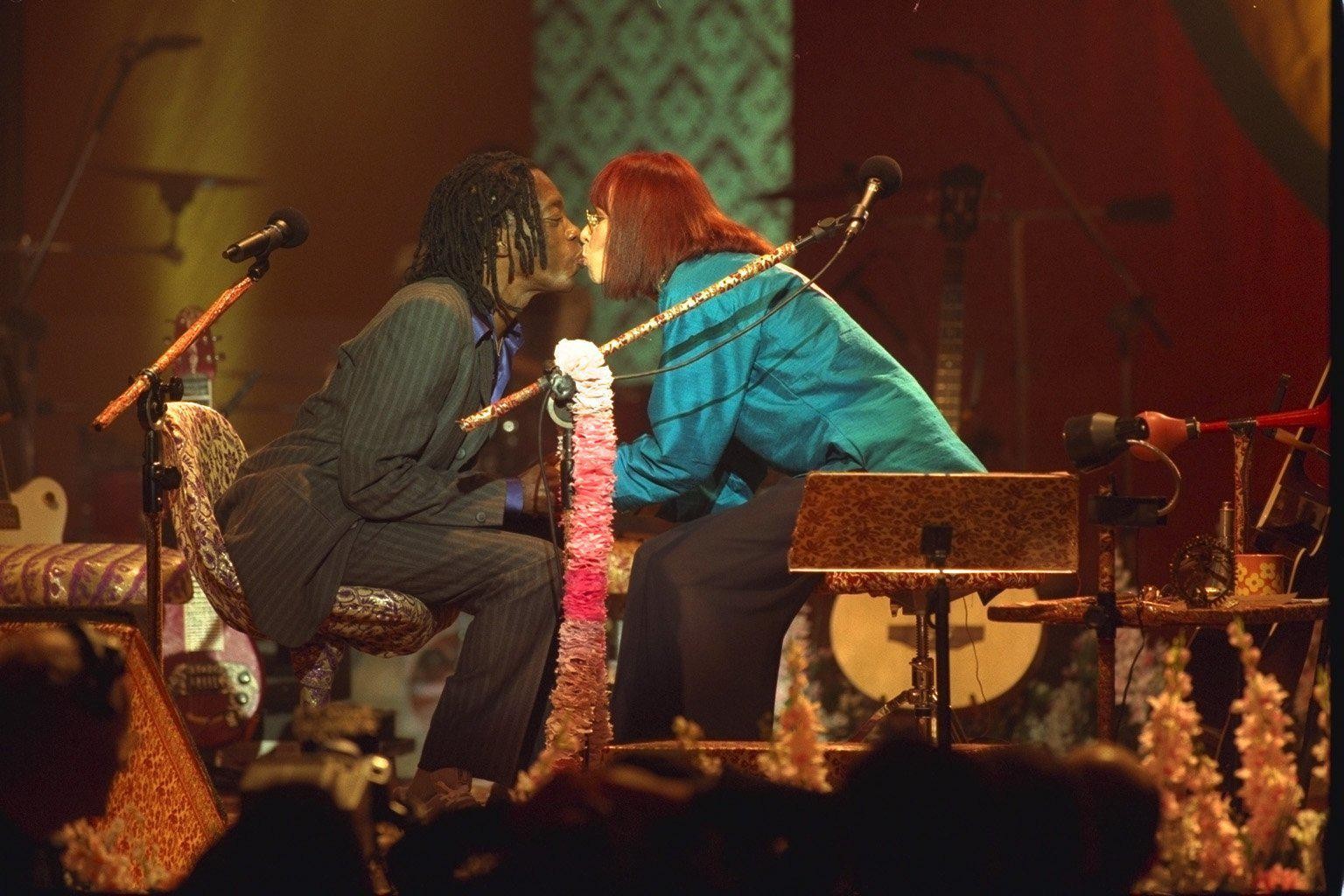 Rita Lee e Milton Nascimento em gravação de show acústico da cantora com convidados, em junho de 1998 – Foto: Ana Branco 
