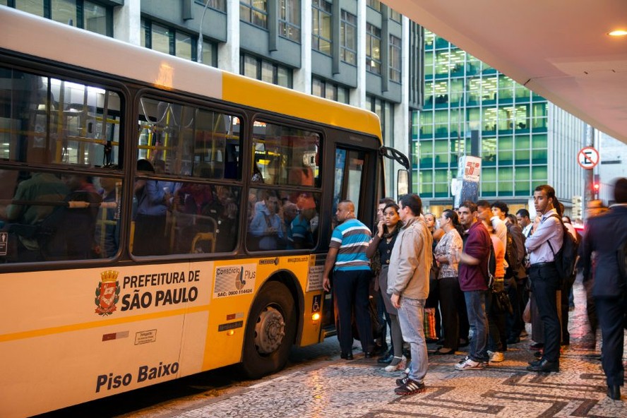 Greve de motoristas atrasa saída de ônibus em SP; prefeitura suspende rodízio