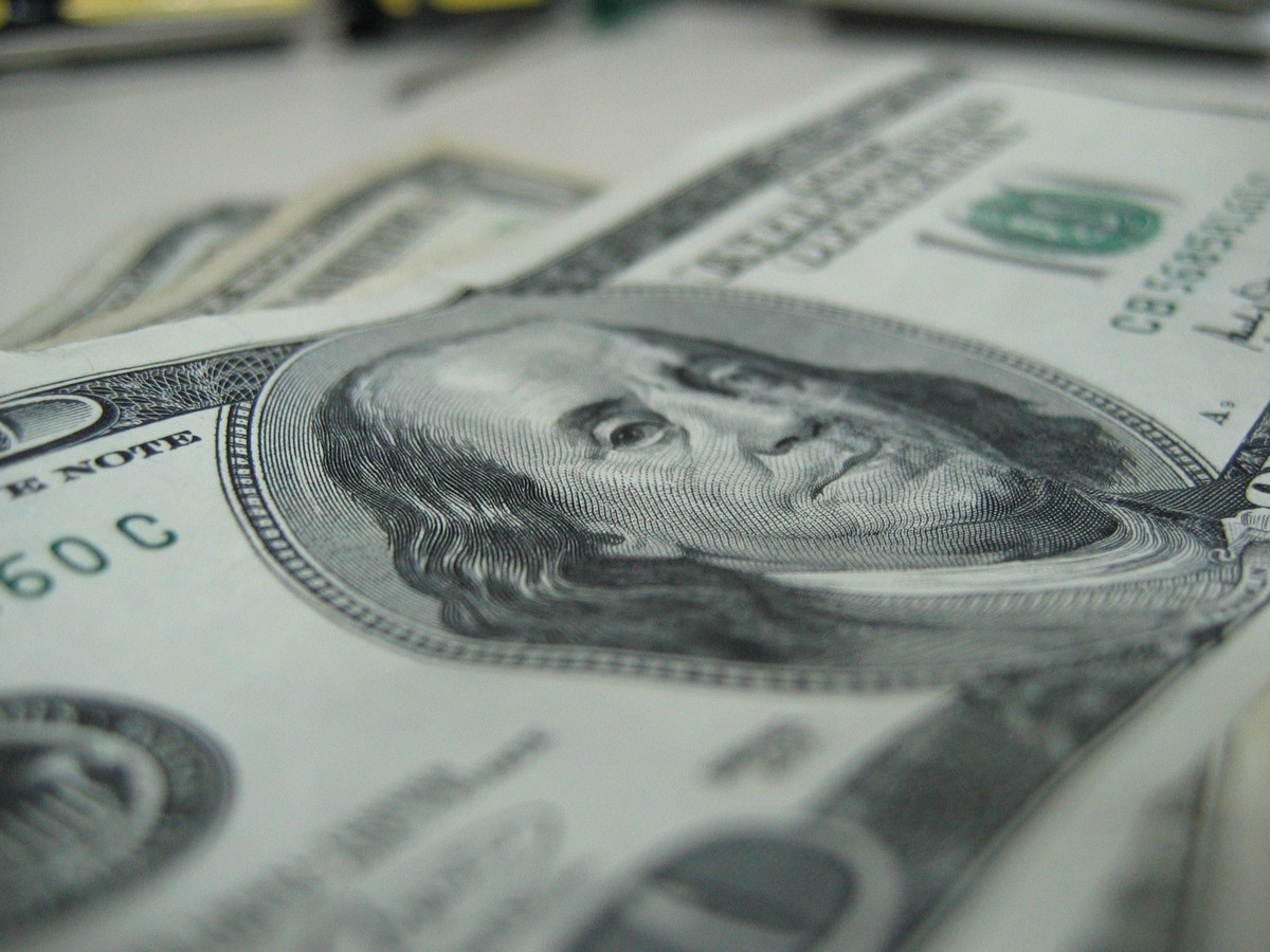 Dólar cai em dia de alívio após novo recuo de Trump na guerra comercial