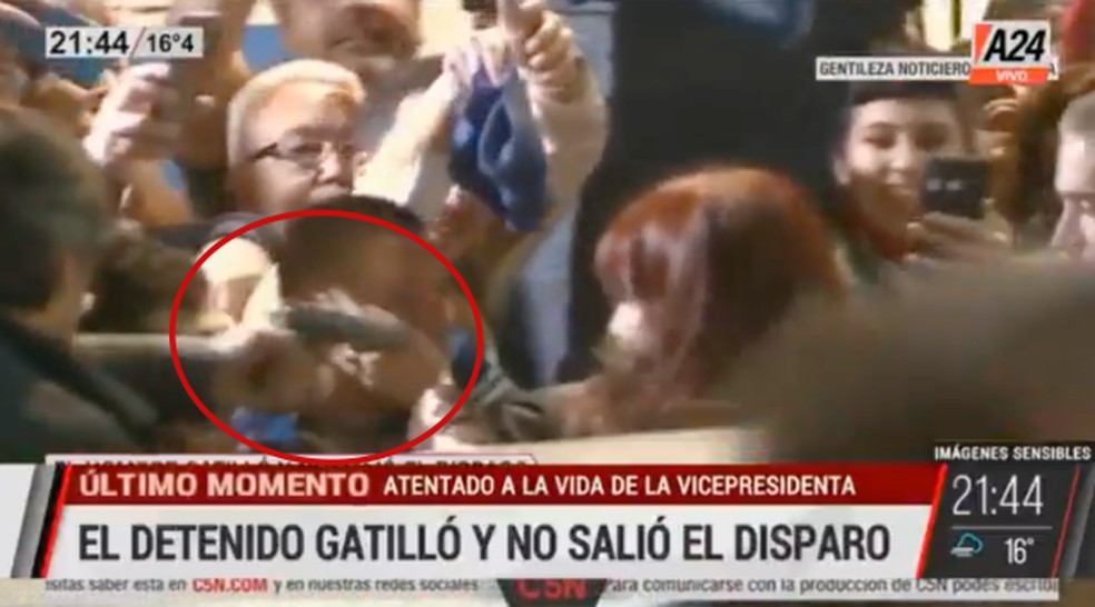 O momento em que a arma é apontada para Kirchner — Foto: Reprodução: internet