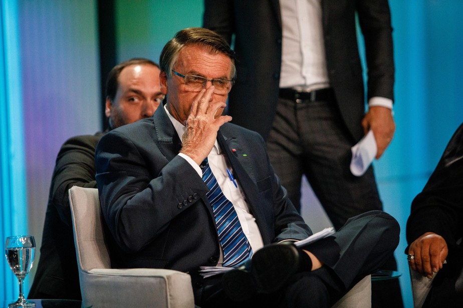 Eleições 2022: Bolsonaro durante debate nos estúdios da TV Globo; campanha aposta no 2º turno