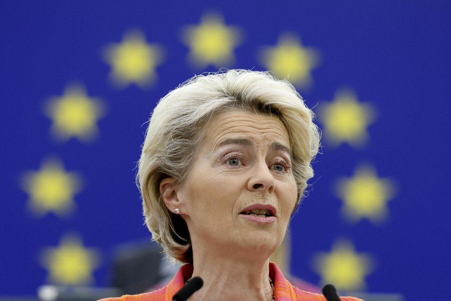 Presidente da Comissão Europeia, Ursula von der Leyen anunciou a decisão no Parlamento Europeu