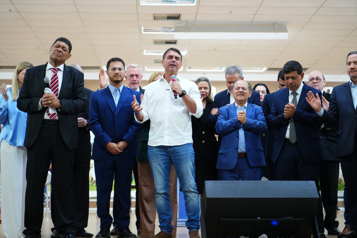 Flávio Bolsonaro participa de culto e diz que ex-presidente sofre ‘perseguição’ | Eleições 2026