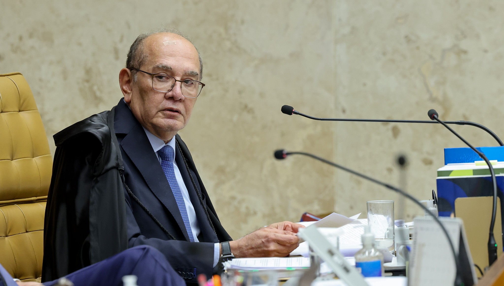 Capa fotográfica da fonte da Ponto de Virada: Gilmar discute com Fux e Nunes Marques em mensagens de celular