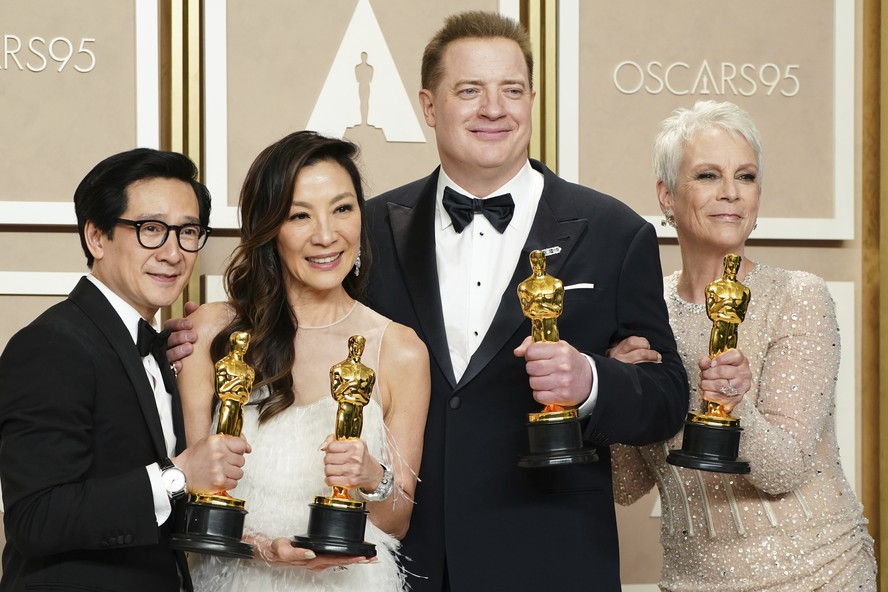 Ke Huy Quan, Michelle Yeoh, Brendan Fraser e Jamie Lee Curtis posam com Oscar, no Dolby Theatre em Los Angeles