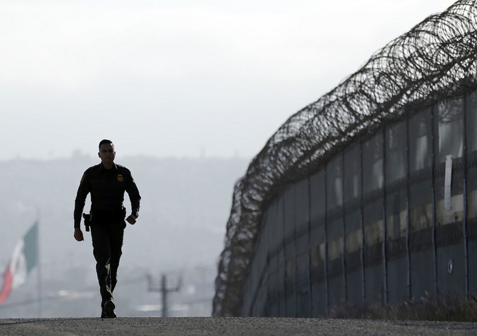 O anúncio do governo Biden de retomar a construção de parte do muro na fronteira dos Estados Unidos com o México vai na direção oposta ao que o democrata prometeu em sua campanha para a Presidência  — Foto: Gregory Bull/AP