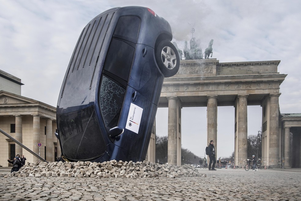 Ação de protesto do Greenpeace com SUV, em frente ao Portão de Brandemburgo, em Berlim — Foto: Paul Zinken/AP