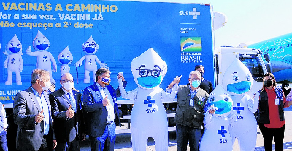 O ministro Marcelo Queiroga e o embaixador dos EUA, Todd Chapman recebem as vacinas da Janssen em Viracopos — Foto: Wagner Souza/FuturaPress/Folhapress