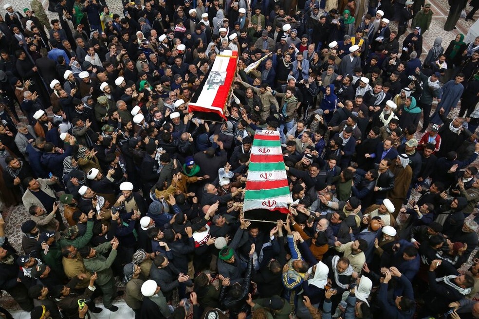 Caixão do general iraniano Qassem Soleimani é levado por cidadãos de Najaf, no Iraque  — Foto: AP Photo/Anmar Khalil